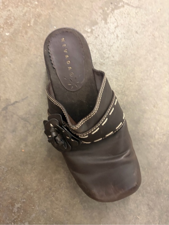 Shoes - Vintage Y2K platform Nevada clogs